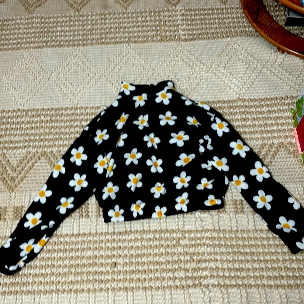 Cozy Daisy sweatshirt great for fall 🍁🍂